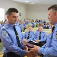 Русин вручив молодим міліціонерам перші офіцерські погони Русин вручив молодим міліціонерам перші офіцерські погони