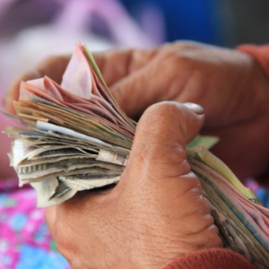 В Одесской области жители села нашли на свалке матрас с деньгами В Одесской области жители села нашли на свалке матрас с деньгами