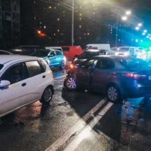 Смертельное ДТП в Киеве: KIA Rio сбила мужчину и выехала в машины Смертельное ДТП в Киеве: KIA Rio сбила мужчину и выехала в машины