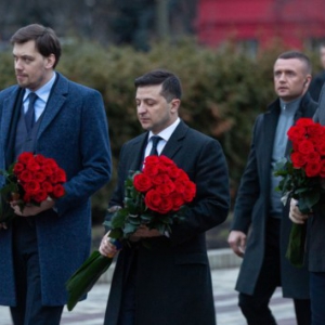 В День Соборности Зеленский возложил цветы к памятнику Шевченко В День Соборности Зеленский возложил цветы к памятнику Шевченко