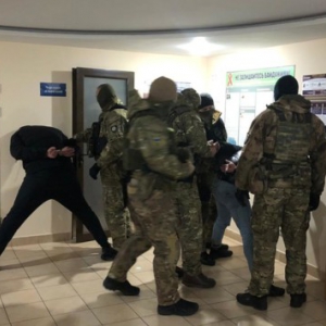 В Одессе грабители обстреляли инкассаторское авто и похитили крупную сумму денег В Одессе грабители обстреляли инкассаторское авто и похитили крупную сумму денег