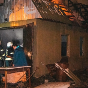 В Киеве ночью сильный пожар уничтожил дом с автомобилями В Киеве ночью сильный пожар уничтожил дом с автомобилями