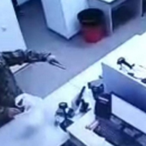 В Киеве грабитель с пистолетом ограбил «Новую почту»: появилось видео инцидента В Киеве грабитель с пистолетом ограбил «Новую почту»: появилось видео инцидента