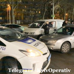 В Киеве мужчина на Ford сбил женщину с ребенком и уснул в машине копов В Киеве мужчина на Ford сбил женщину с ребенком и уснул в машине копов