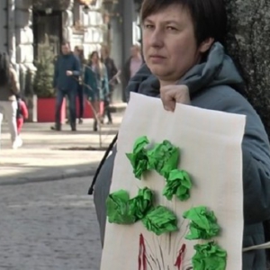 В Полтаве женщины привязали себя к дереву: что произошло (фото и видео) В Полтаве женщины привязали себя к дереву: что произошло (фото и видео)