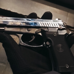 В Киеве пьяный мужчина устроил стрельбу из-за долга В Киеве пьяный мужчина устроил стрельбу из-за долга