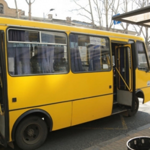 Драки в транспорте и очереди на остановках: в Одессе показали, как действует карантин Драки в транспорте и очереди на остановках: в Одессе показали, как действует карантин