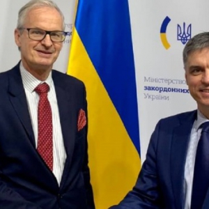 Еврокомиссия отозвала из Украины своего топ-дипломата Еврокомиссия отозвала из Украины своего топ-дипломата