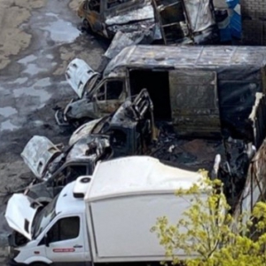 В Киеве сгорели пять машин и салон красоты (видео) В Киеве сгорели пять машин и салон красоты (видео)