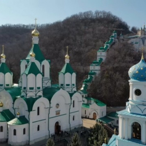 На Донбассе Святогорская лавра была забита людьми: фото На Донбассе Святогорская лавра была забита людьми: фото