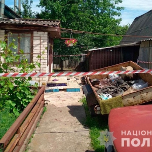 У Миргороді чоловік кинув в сусідній двір вибуховий пристрій — поранено батька та сина У Миргороді чоловік кинув в сусідній двір вибуховий пристрій — поранено батька та сина