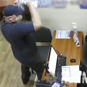 У Кременчуці затримали чоловіка, який пограбував кредитний пункт «Швидко гроші» та до смерті побив касирку У Кременчуці затримали чоловіка, який пограбував кредитний пункт «Швидко гроші» та до смерті побив касирку