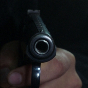 У Миргороді п’яний чоловік погрожував поліцейським пістолетом У Миргороді п’яний чоловік погрожував поліцейським пістолетом