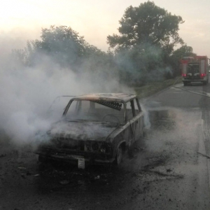 У Новосанжарському районі під час руху загорівся автомобіль ВАЗ-2106 У Новосанжарському районі під час руху загорівся автомобіль ВАЗ-2106