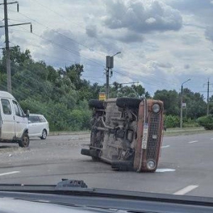 На Леваді через зіткнення з вантажівкою перекинувся легковик — постраждали пасажирка та двоє дітей На Леваді через зіткнення з вантажівкою перекинувся легковик — постраждали пасажирка та двоє дітей