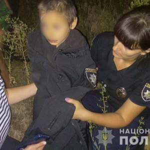 Розшукувану на Глобинщині 7-річну дівчинку знайшли знесиленою на дні 4-метрової ями Розшукувану на Глобинщині 7-річну дівчинку знайшли знесиленою на дні 4-метрової ями