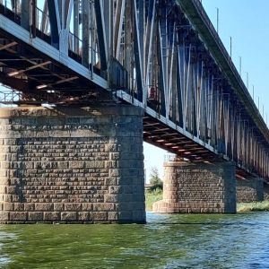 У Кременчуці виникла загроза руйнування мосту через Дніпро У Кременчуці виникла загроза руйнування мосту через Дніпро