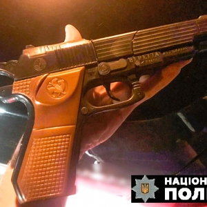 Поліція знайшла автомобіль, пасажир якого розмахував пістолетом — зброя виявилася іграшковою Поліція знайшла автомобіль, пасажир якого розмахував пістолетом — зброя виявилася іграшковою