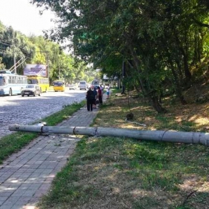 У Полтаві обвалилася контактна опора — рух тролейбусів відновили через годину У Полтаві обвалилася контактна опора — рух тролейбусів відновили через годину