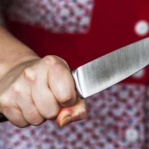 У Кобеляцькому районі жінка під час сварки вдарила ножем чоловіка — постраждалого доставили у лікарню У Кобеляцькому районі жінка під час сварки вдарила ножем чоловіка — постраждалого доставили у лікарню