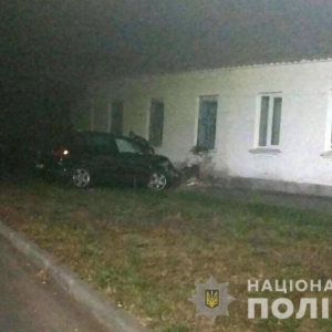 У Лохвиці автомобіль врізався в будинок — двох пасажирок травмовано У Лохвиці автомобіль врізався в будинок — двох пасажирок травмовано