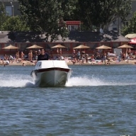 В Бердянске мужчина уплыл в море и не смог доплыть до берега В Бердянске мужчина уплыл в море и не смог доплыть до берега