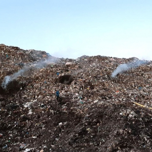 Полтавські рятувальники шість годин гасили пожежу на сміттєзвалищі у Макухівці Полтавські рятувальники шість годин гасили пожежу на сміттєзвалищі у Макухівці