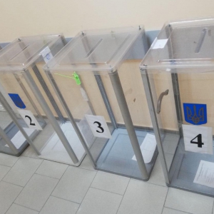 У Полтаві кілька дільниць вчасно не розпочали роботу, бо міняли бюлетені з технічною помилкою У Полтаві кілька дільниць вчасно не розпочали роботу, бо міняли бюлетені з технічною помилкою