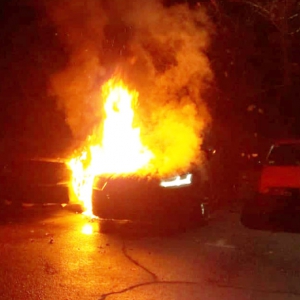 У Полтаві спалили два автомобілі кримінального авторитета «Мишци» У Полтаві спалили два автомобілі кримінального авторитета «Мишци»