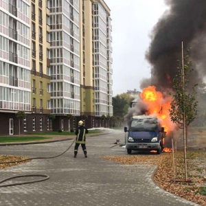 У Горішніх Плавнях загорівся мікроавтобус — згорів товар та інструменти У Горішніх Плавнях загорівся мікроавтобус — згорів товар та інструменти