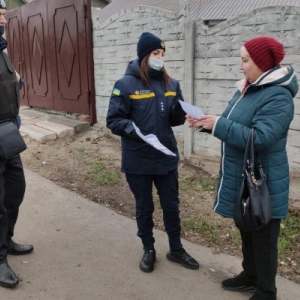 Спасатели и полицейские рассказали мариупольцам о противопожарной безопасности Спасатели и полицейские рассказали мариупольцам о противопожарной безопасности
