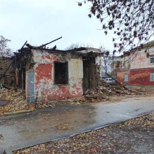На Павленківській площі комунальники вже прибрали половину будинку-примари На Павленківській площі комунальники вже прибрали половину будинку-примари