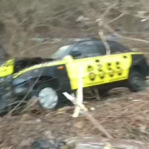 На вулиці Панфілова автомобіль таксі вилетів зі слизької дороги у Тарапуньку (відео) На вулиці Панфілова автомобіль таксі вилетів зі слизької дороги у Тарапуньку (відео)