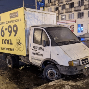 Парковка поблизу Каштанової алеї перетворилася на рекламний автосмітник Парковка поблизу Каштанової алеї перетворилася на рекламний автосмітник