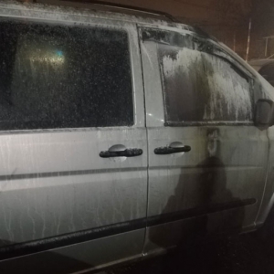 У Полтаві на парковці горів мікроавтобус — два сусідні встигли врятувати пожежні У Полтаві на парковці горів мікроавтобус — два сусідні встигли врятувати пожежні