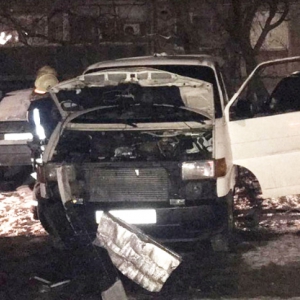 У Горішніх Плавнях загорівся автомобіль із чоловіком у салоні У Горішніх Плавнях загорівся автомобіль із чоловіком у салоні