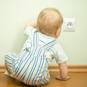 У Полтаві 2-річна дитина отримала опіки від удару електричним струмом У Полтаві 2-річна дитина отримала опіки від удару електричним струмом