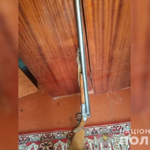 Поліція затримала чоловіка, який припинив пиятику у під’їзді пострілами з рушниці Поліція затримала чоловіка, який припинив пиятику у під’їзді пострілами з рушниці