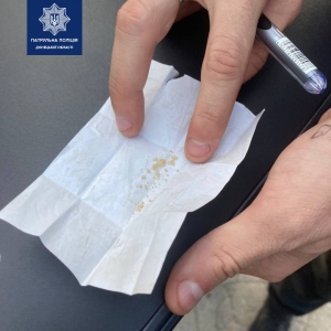 Патрульні виявляють, ймовірно, наркотичні речовини у маріупольців Патрульні виявляють, ймовірно, наркотичні речовини у маріупольців