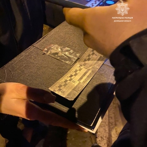 Без страхового поліса, але з, ймовірно, наркотичною речовиною: у Маріуполі патрульні склали адміністративні матеріали на водія Без страхового поліса, але з, ймовірно, наркотичною речовиною: у Маріуполі патрульні склали адміністративні матеріали на водія