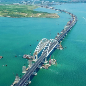 Окупанти тремтять над Кримським мостом: як посилили його охорону Окупанти тремтять над Кримським мостом: як посилили його охорону