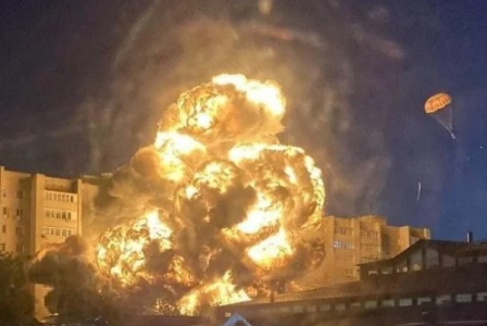 У Росії військовий літак впав у двір житлового будинку У Росії військовий літак впав у двір житлового будинку