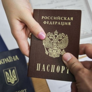 Росіяни загострюють гуманітарну кризу на окупованих територіях, щоб змусити людей брати паспорт рф в обмін на «соцвиплати» — ЦНС Росіяни загострюють гуманітарну кризу на окупованих територіях, щоб змусити людей брати паспорт рф в обмін на «соцвиплати» — ЦНС