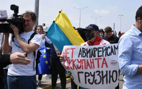 До Грузії прилетів перший з 2019 року літак із Москви. Під аеропортом — протест До Грузії прилетів перший з 2019 року літак із Москви. Під аеропортом — протест