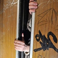 В Виннице молодая женщина с ребенком застряли в задымленном лифте В Виннице молодая женщина с ребенком застряли в задымленном лифте