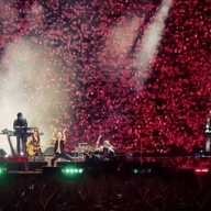 Depeche Mode в Киеве встречали сердечками Depeche Mode в Киеве встречали сердечками