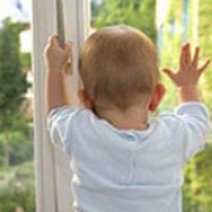 В Житомире 2-летний ребенок выпал с третьего этажа и разбился насмерть В Житомире 2-летний ребенок выпал с третьего этажа и разбился насмерть