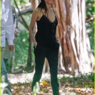 Анжелина Джоли впервые после операции показала грудь Анжелина Джоли впервые после операции показала грудь