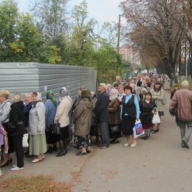 В Полтаве тысячи людей пришли поклониться Плащанице Пресвятой Богородицы В Полтаве тысячи людей пришли поклониться Плащанице Пресвятой Богородицы