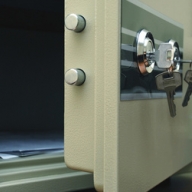 В Крыму из торгового центра воры унесли сейф с драгоценностями В Крыму из торгового центра воры унесли сейф с драгоценностями